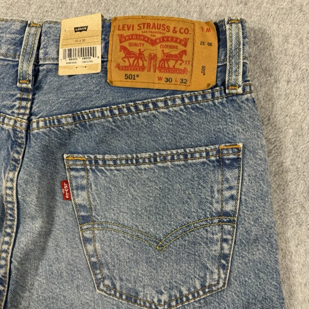 NWT Levi's 501 Original Jeans 30x32 Light Wash Blue Straight Leg Button Fly